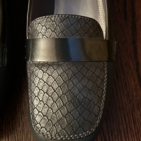 Anne Klein gray flats - Picture 2 of 8